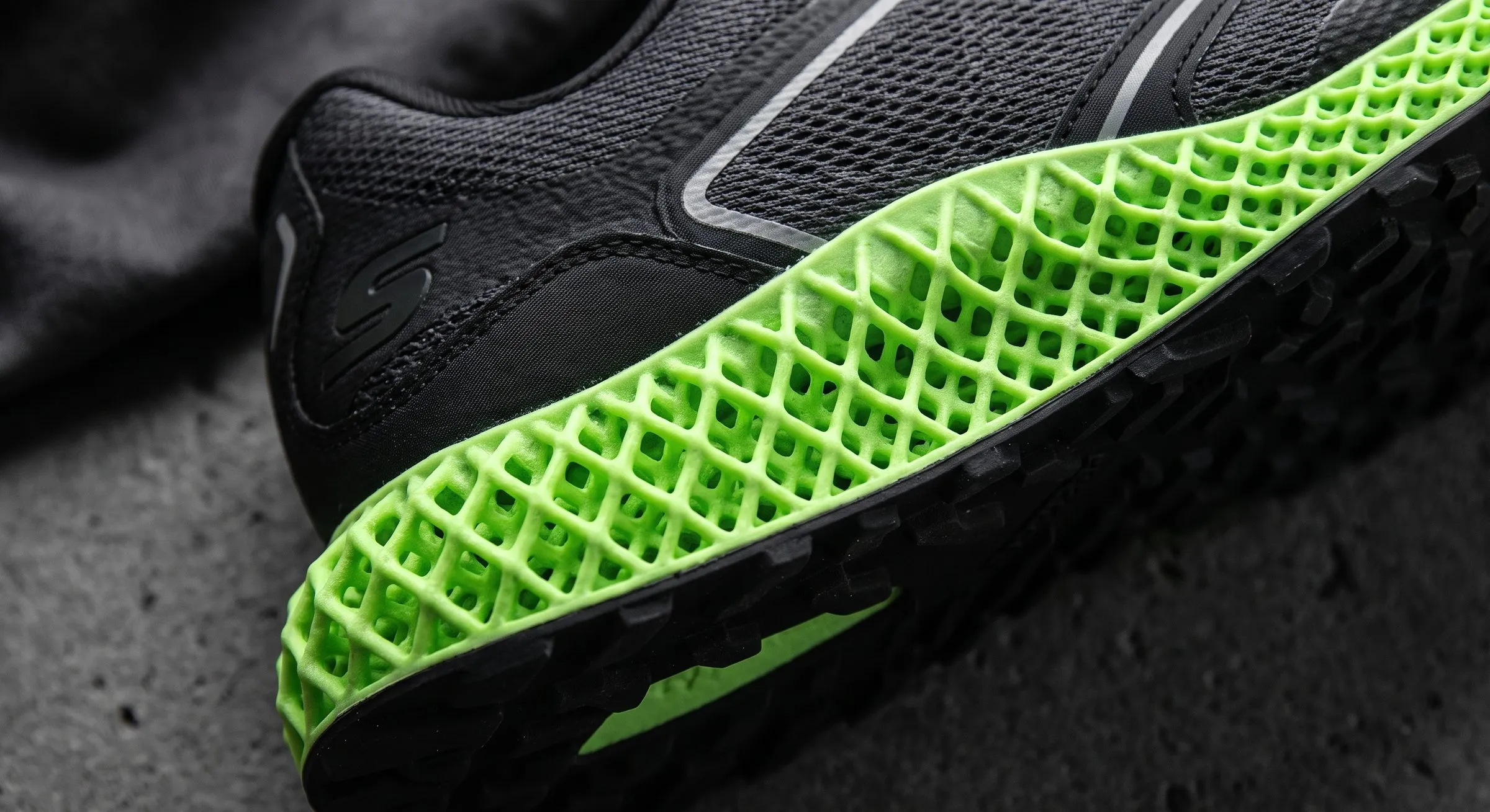 Entresuela de tenis con estructura reticular verde