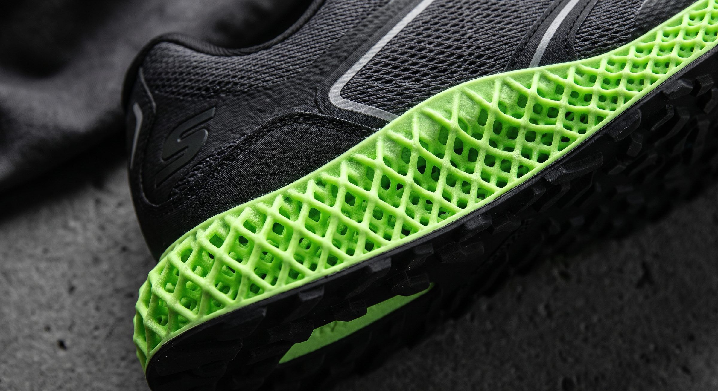 Entresuela de tenis con estructura reticular verde