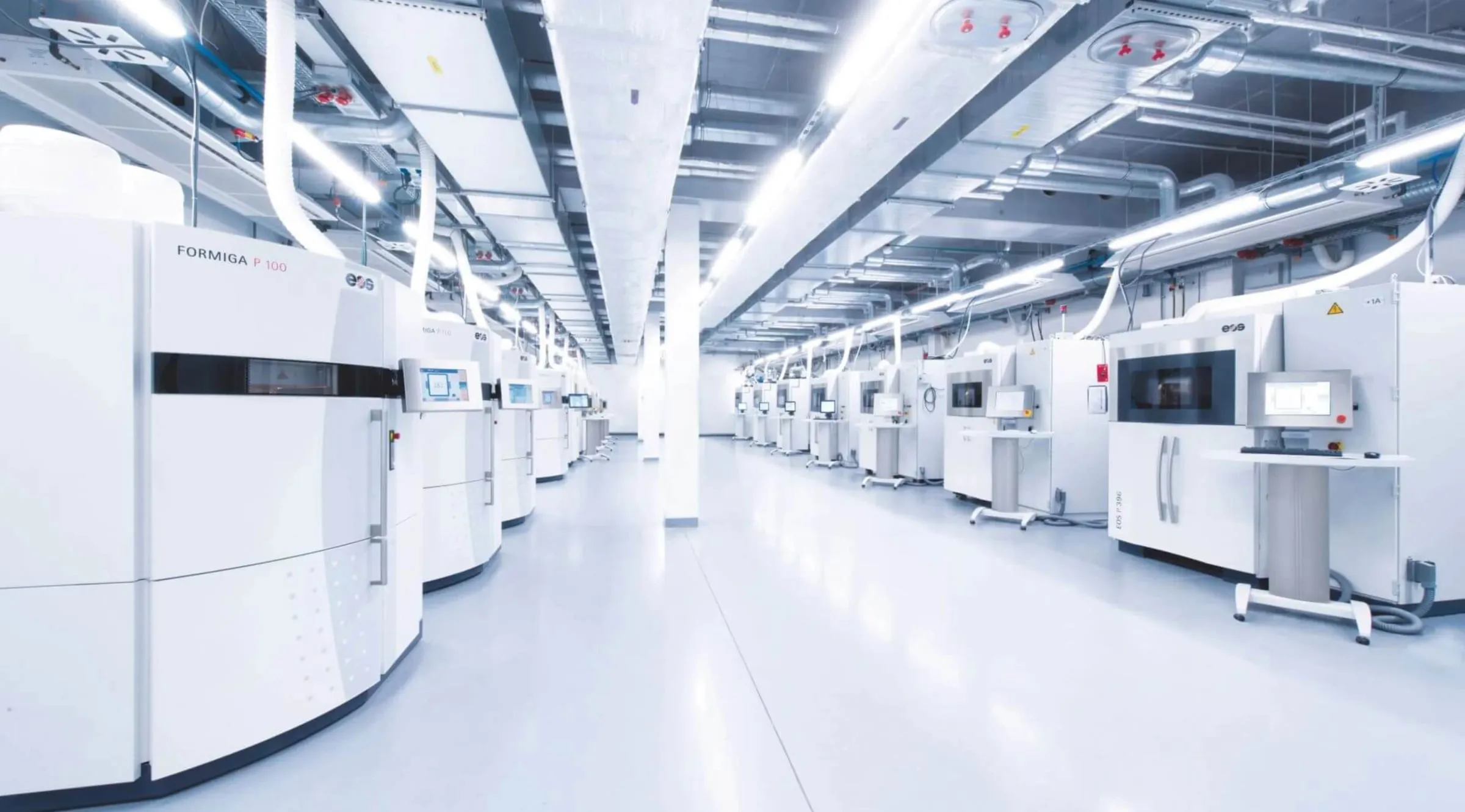 Sala con equipos EOS de impresión 3D en polímeros y en metal